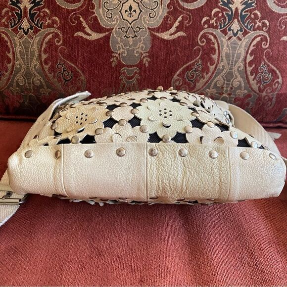 Dan W Ivory 3D Laser Cut Floral Stud Shoulder/Crossbody Bag. VGUC! - Picture 3 of 10